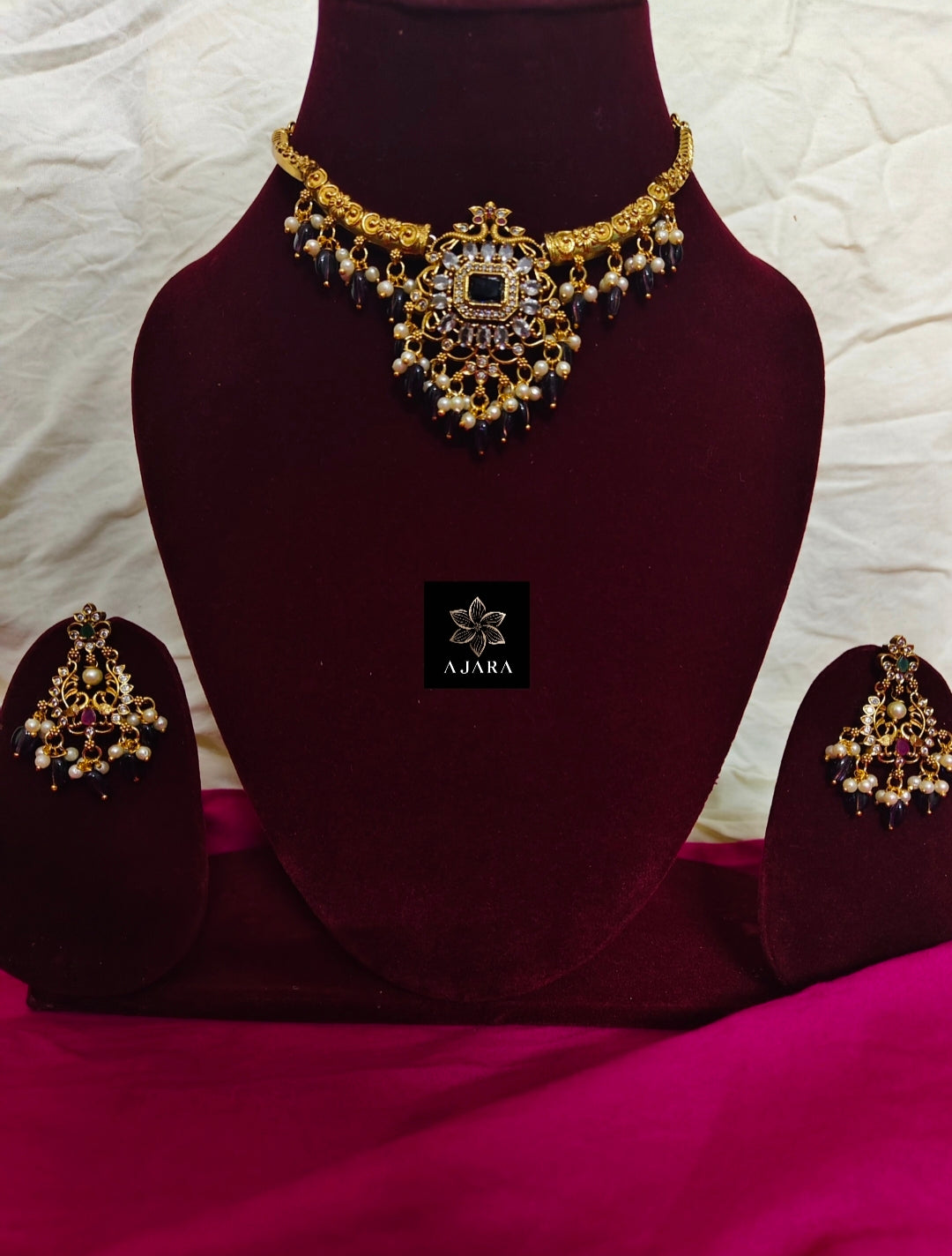 Short pendant bead necklace set