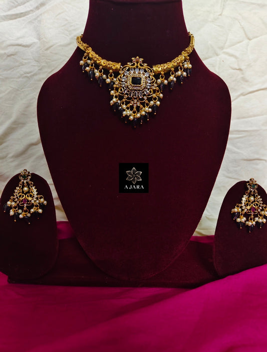 Short pendant bead necklace set